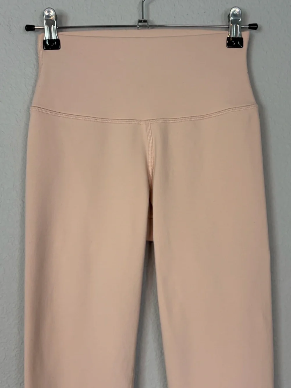 Alo Yoga High Waist Dash Leggings in Nectar (Light Pink) - Size XS
